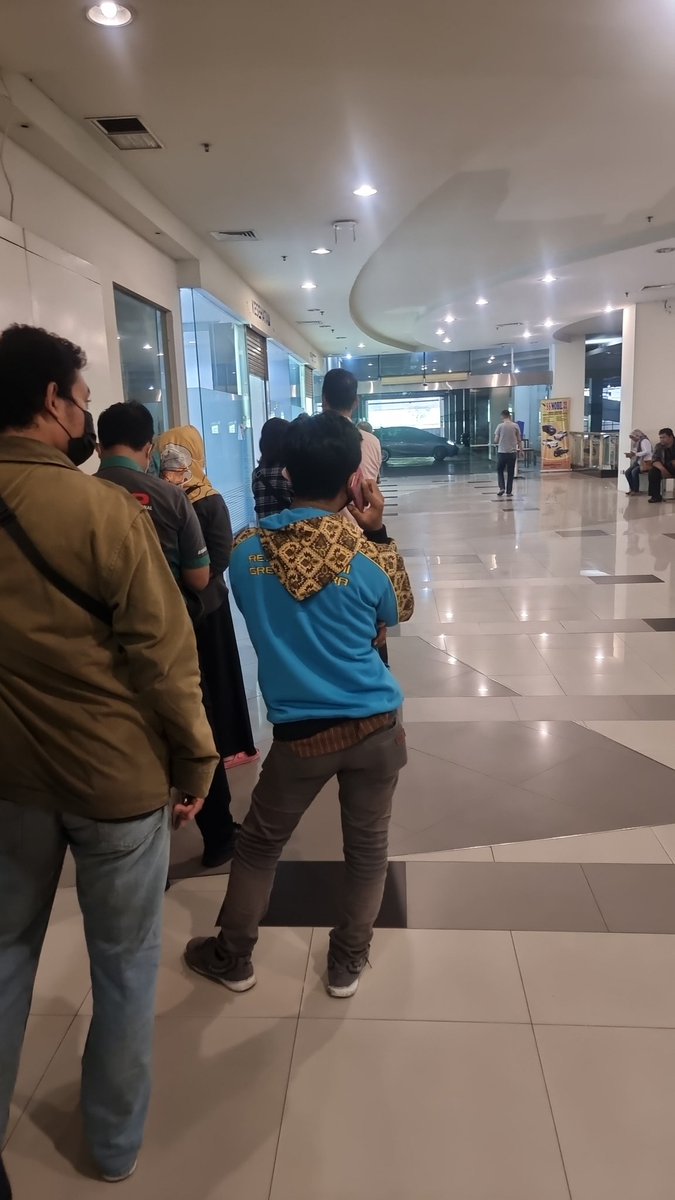 Yang ngantri perpanjang sim di hr ini. . Kemungkinan namanya nova novi nopri ... xixixi