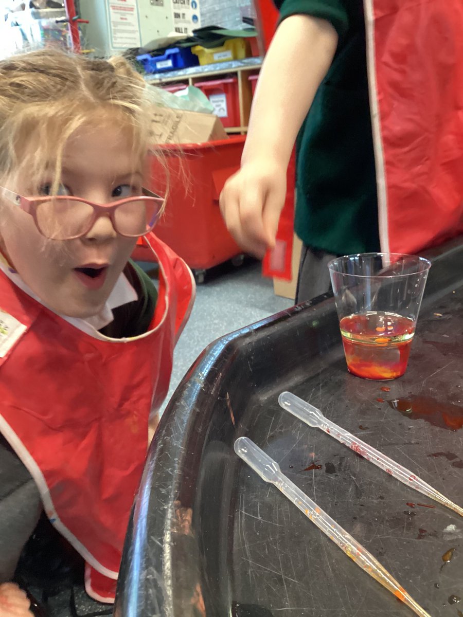 RyderDsm's tweet photo. We've been investigating oil and water, asking which is heavier/lighter. We carefully added drops of food colouring to make underwater fireworks. #EYFS #understandingtheworld #investigatingthroughplay #scientificquestions #curiosityandwonder #finemotorskills #lookwhathappened👀💦 https://t.co/v0D0aDkiAX