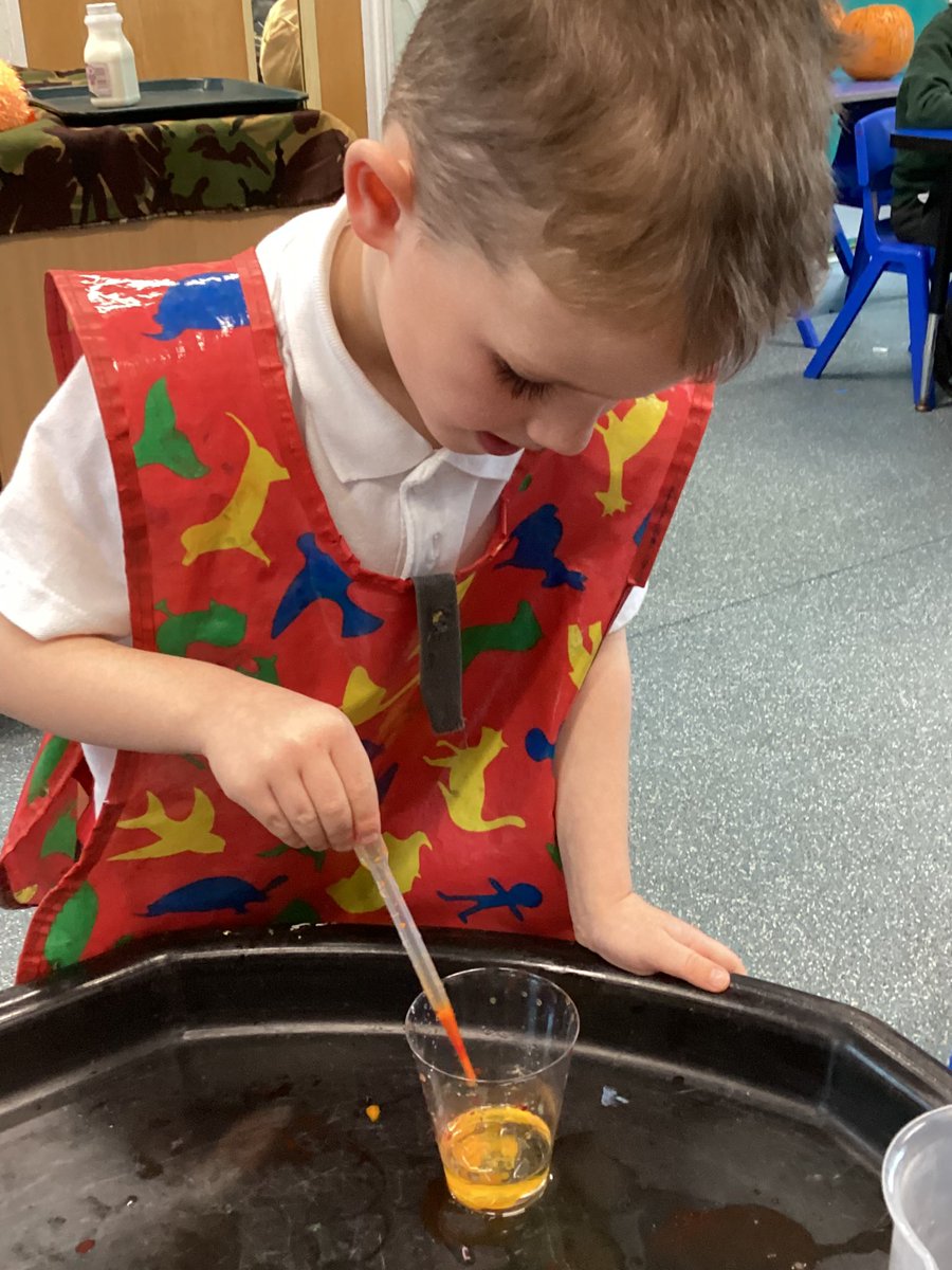 RyderDsm's tweet photo. We've been investigating oil and water, asking which is heavier/lighter. We carefully added drops of food colouring to make underwater fireworks. #EYFS #understandingtheworld #investigatingthroughplay #scientificquestions #curiosityandwonder #finemotorskills #lookwhathappened👀💦 https://t.co/v0D0aDkiAX