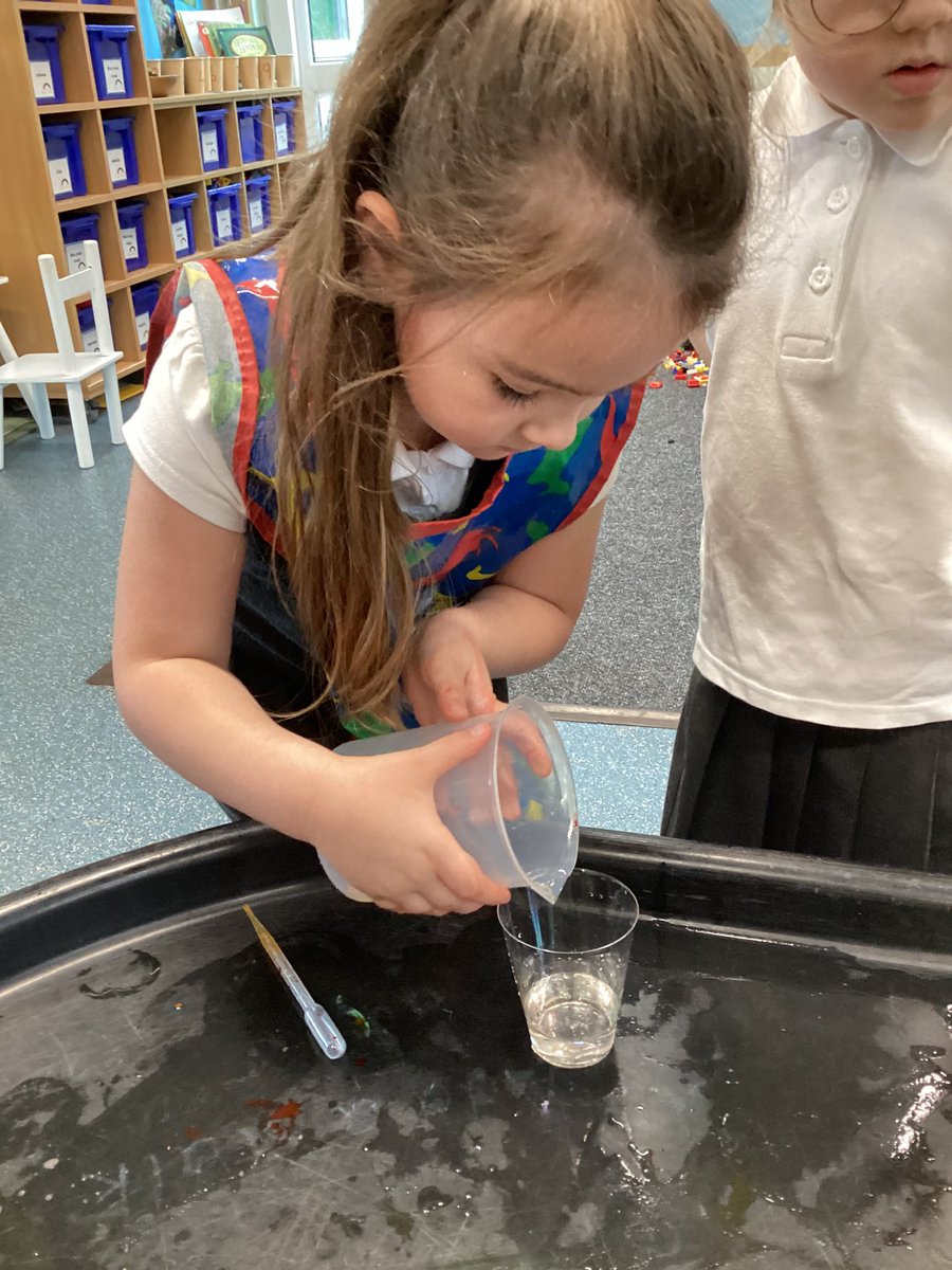 RyderDsm's tweet photo. We've been investigating oil and water, asking which is heavier/lighter. We carefully added drops of food colouring to make underwater fireworks. #EYFS #understandingtheworld #investigatingthroughplay #scientificquestions #curiosityandwonder #finemotorskills #lookwhathappened👀💦 https://t.co/v0D0aDkiAX