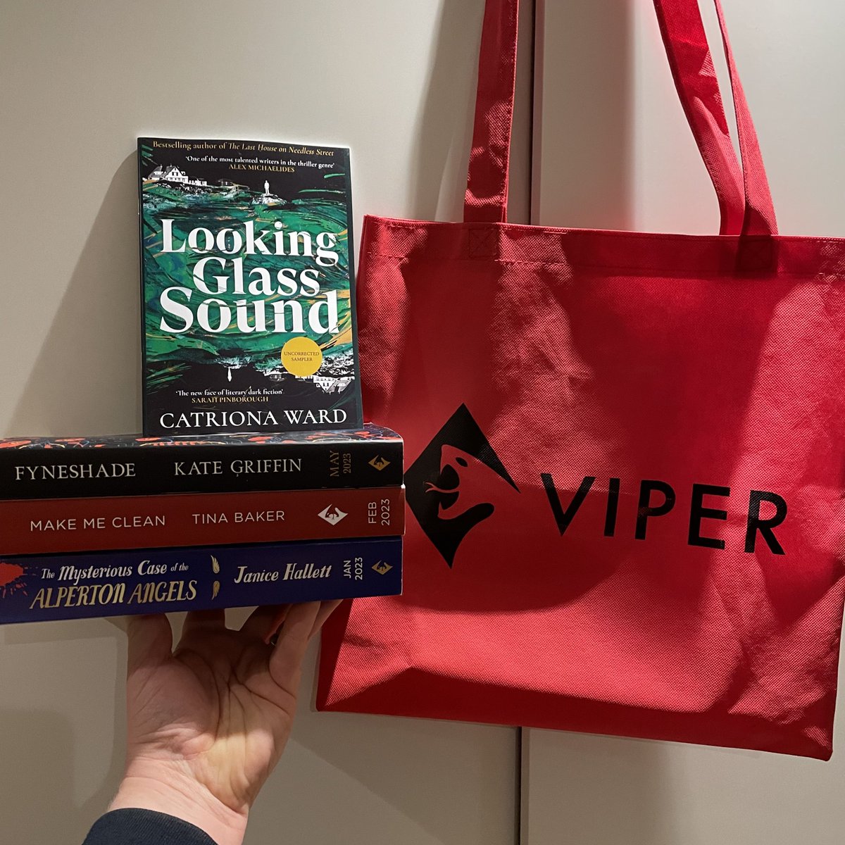 TheStuCummins's tweet photo. 🚨#Giveaway🚨

To celebrate hosting last night’s #ViperSpring23 showcase AND hitting 7k here on Twitter, WIN this banging bundle of Viper Books proofs/sampler &amp; dashing tote!

Follow me
RT
Tag pals

Closes 17/11/22, 20:00. UK only (sorry). Extra entries on my Insta (link in bio) https://t.co/Qjy5ZqAOul