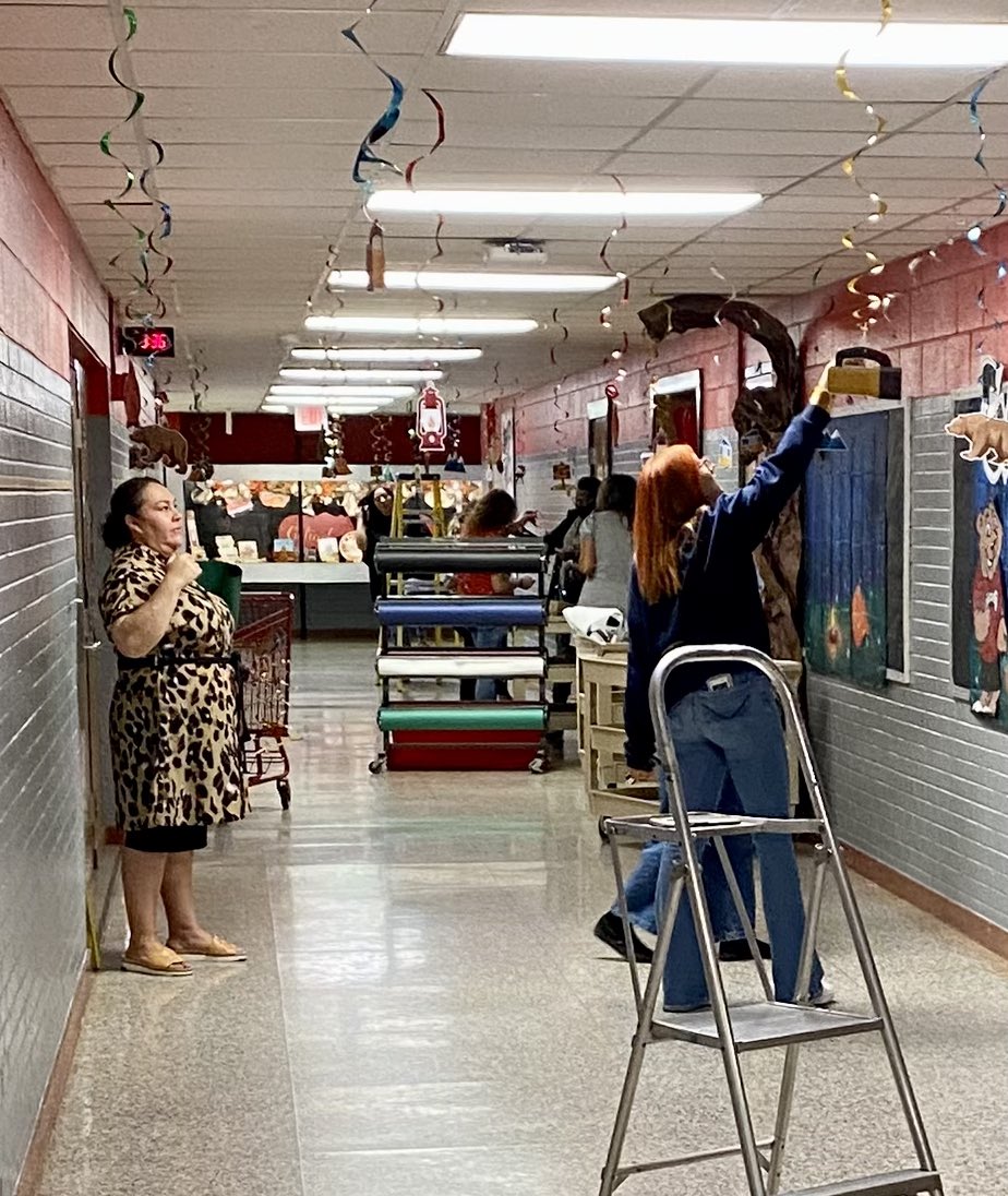 #GoBeGreat

Book Fair and Family Night? Yes, please! 

The @GoliadGrizzlies staff is excitedly getting ready for tomorrow! Come join us!

bookfairs.scholastic.com/bf/goliadeleme… <a href="/GoliadLibrary/">GoliadGrizzlyLibrary</a>