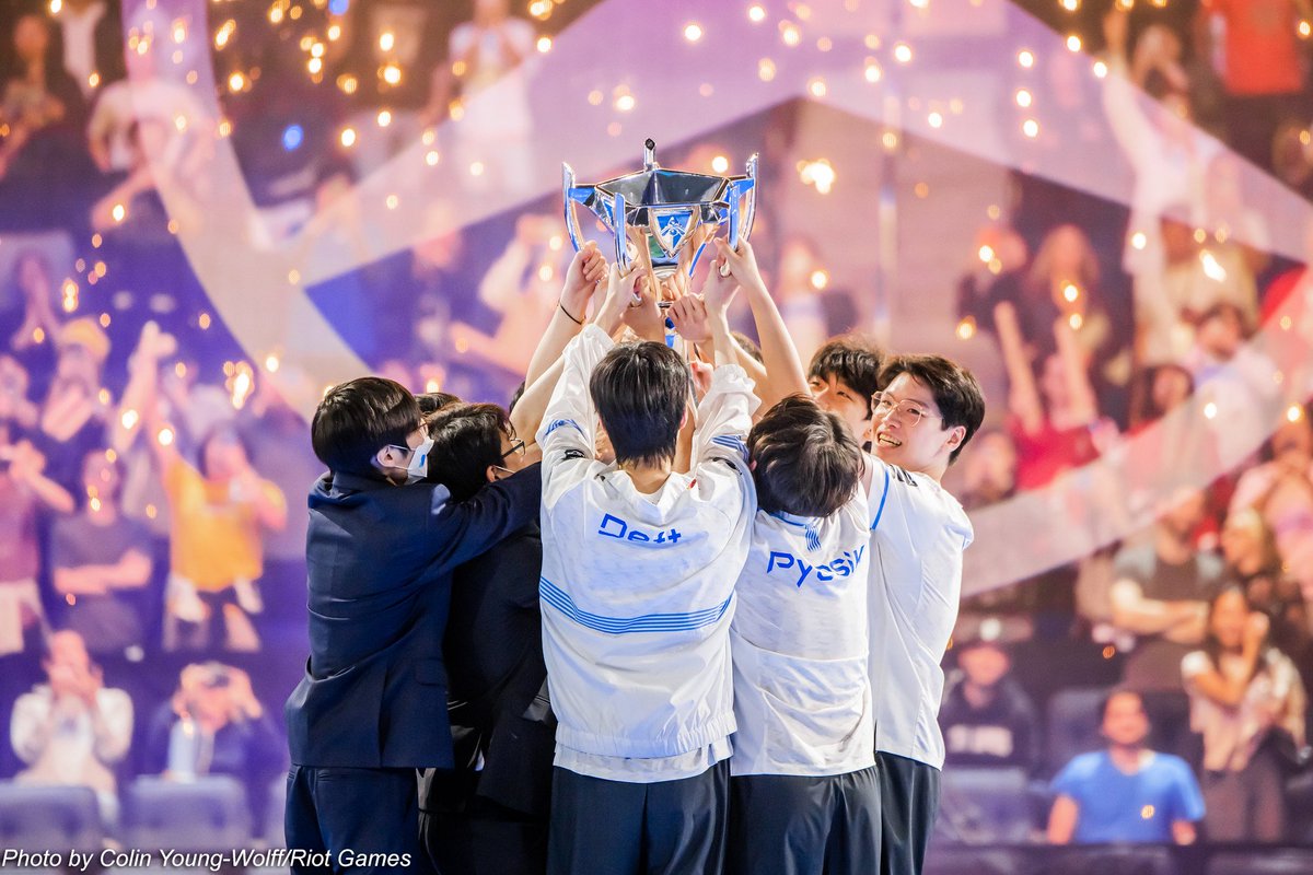 We’re still not over this series, and we never will be—congrats to <a href="/DRXGlobal/">DRX</a> for becoming the #Worlds2022 CHAMPIONS! 🏆

DRX’s FINALS STATS:
🐉 Total First Dragons: 4
⚔️ Team KDA: 2.4
💰 Team AVG Gold Diff @ 15: 820.4

#DRXWIN #GoDRX