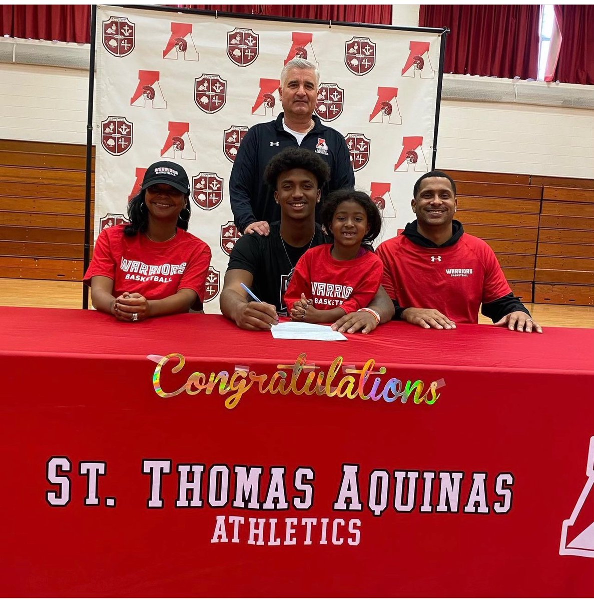 JalenPichardo3's tweet photo. It’s OFFICIAL!!! 
@ESUMBB
 @coach_turco12
@NJBulldogsAAU
 #RELENTLESS 🖐🏽 https://t.co/pJTExWSuf4