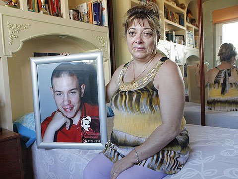 FonsiLoaiza's tweet photo. El viernes se cumplen 15 años del asesinato al antifascista Carlos Palomino apuñalado por un militar neonazi. El fascismo dejó a una madre sin un hijo de 16 años que iba a una manifestación antirracista. El nazi que lo asesinó acaba de obtener permiso sin indemnizar a la familia. https://t.co/l6Zup2TMqk