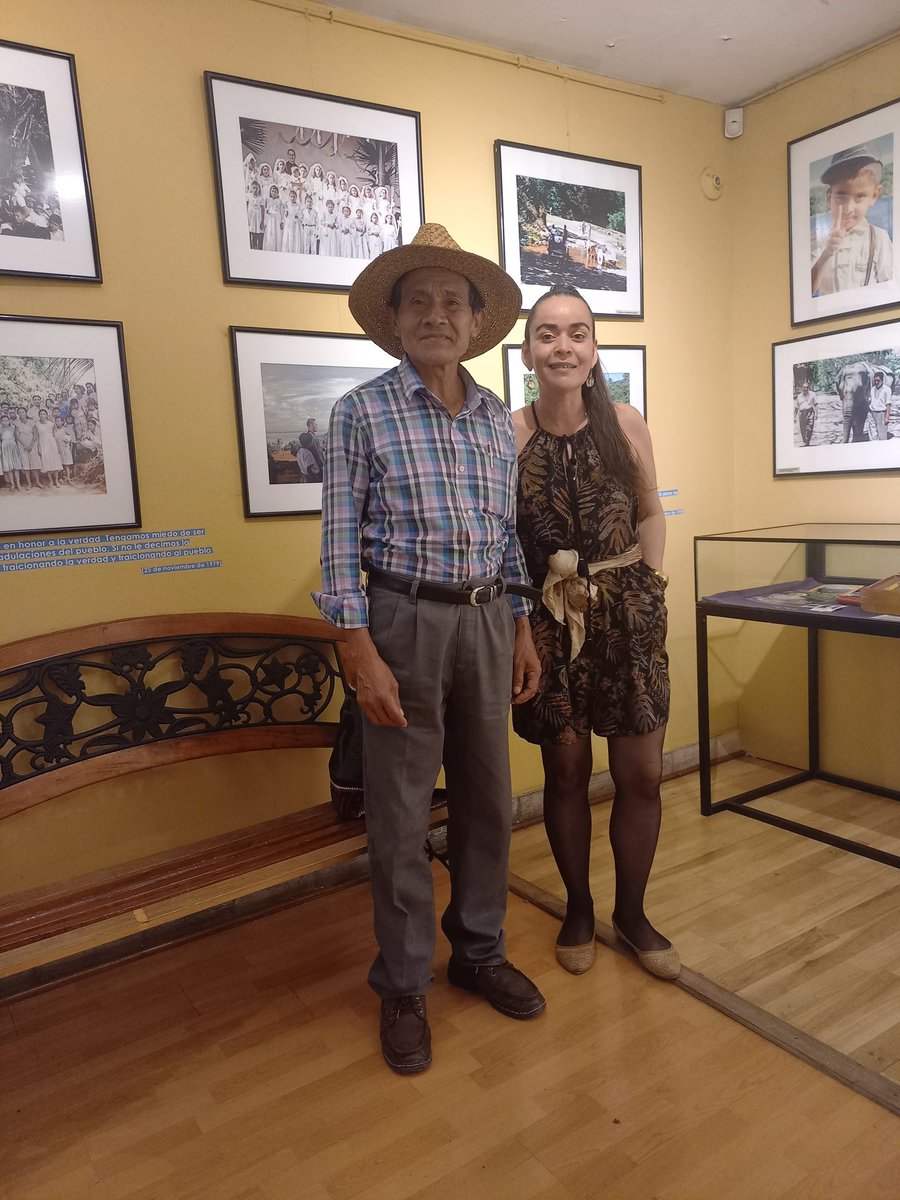 tania_primavera's tweet photo. Con Nicolás desde #Pushtan, #Nahuizalco; él trae al museo los mini  petates laboreados que crean las mujeres y van dentro del juego didáctico Los Izalcos. Logré conversar un poco sobre la Comunidad. Urge se declaren los sitios sagrados como el río Sensunapán #ElSalvador https://t.co/p5XwFfdwTw