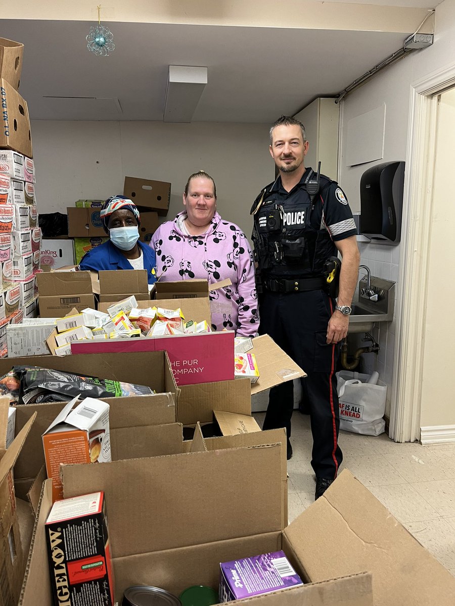 Big thanks to Jay Crotty of @PlanetFoods Vaughan for reaching out to donate foods to Thistletown Food Bank. Keeping our community partnerships strong. #partnerships @poepoechu @TPS23Div #community @TorontoPolice