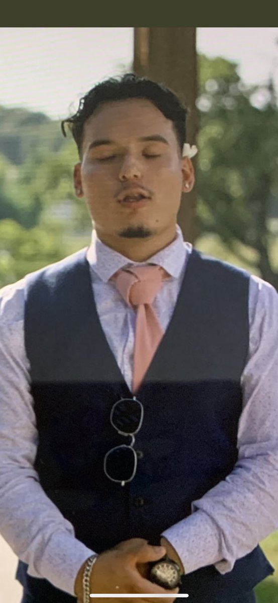 thatmedguy's tweet photo. Why is no one talking about the way Nancy’s brother tied his tie?! 😂#LoveIsBlind https://t.co/4fVYcw0evh