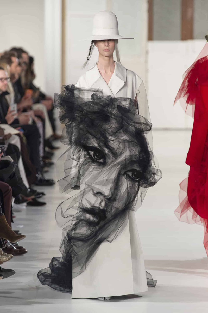 devilwearsYSL_'s tweet photo. maison margiela coat by john galliano, currently purchased by the metropolitan museum of art (new york) https://t.co/n0quni4V42