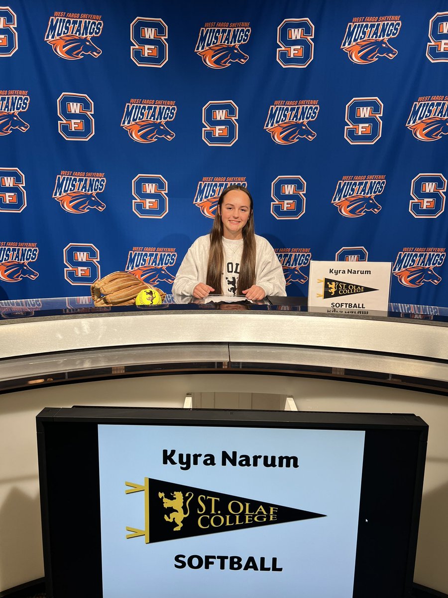 Signing Day!! Go Oles!!🖤💛 <a href="/StOlafSoftball/">St. Olaf Softball</a>