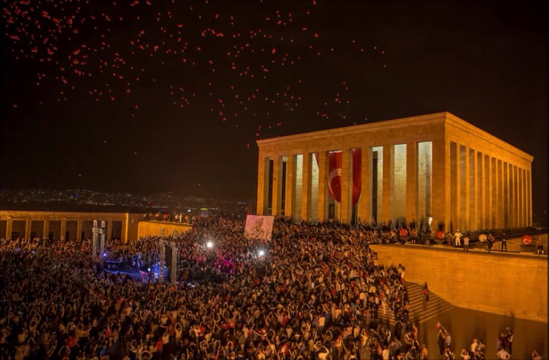 "Yiğidim aslanım burada yatıyor..."