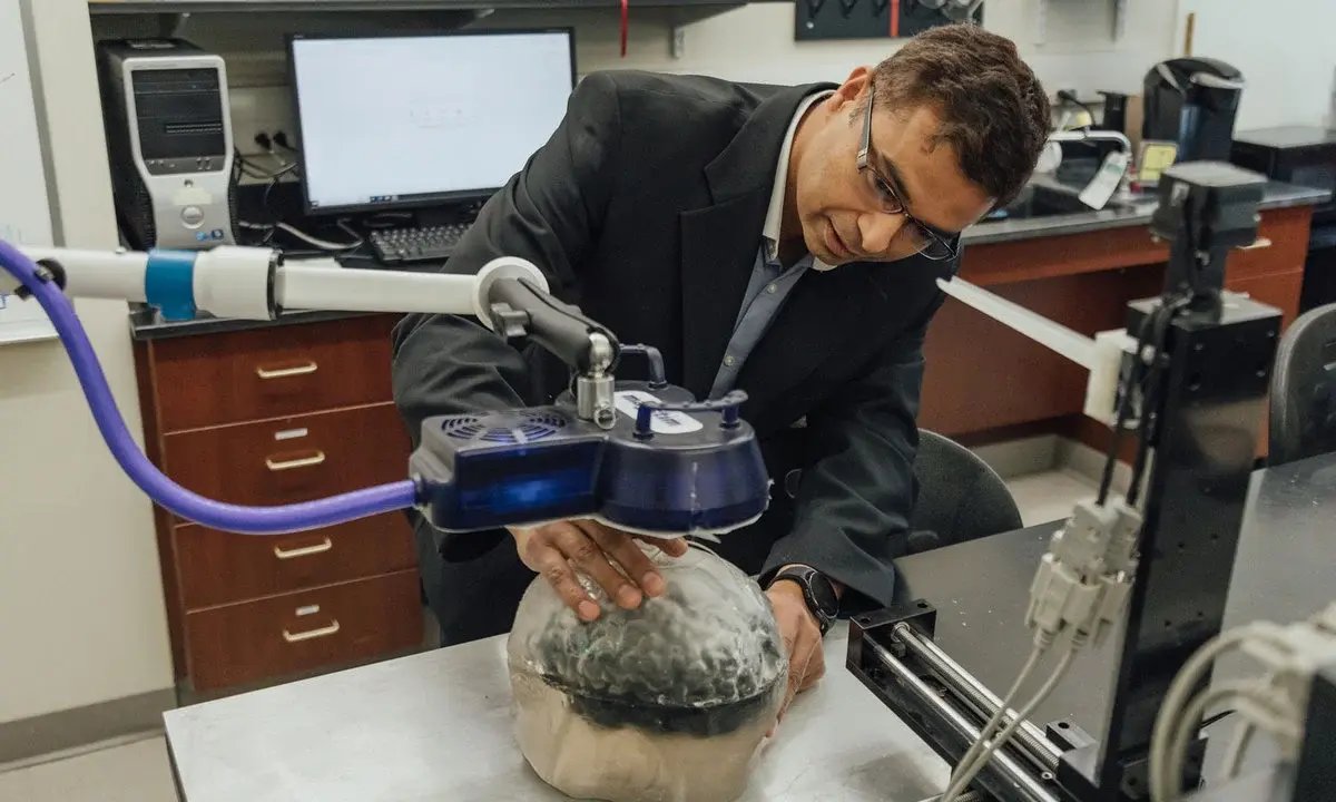 trinhbrit's tweet photo. VCU is taking the world by storm!

Associate professor, Ravi Hadimani, is leading a team of researchers whose "goal is to 3D print a brain ... that produces a stimulation response similar to neurons in our brain."
#MASC336 #TwitterScavengerHunt https://t.co/Kg6iZq9Ws5
