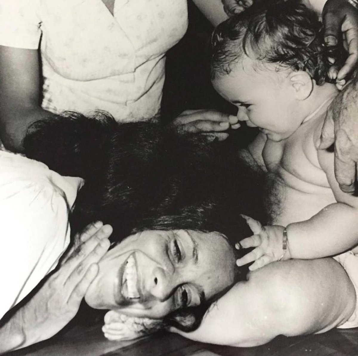 Moreno_Veloso's tweet photo. Essa menina deitada no meu colo é minha madrinha Gal. Pessoa responsável por minha mãe encontrar meu pai e pra mim a maior cantora do mundo. Desde sempre sou apaixonado por ela. Ouço sua voz incontáveis vezes dentro de casa e dentro de mim. Tenho muito orgulho https://t.co/0LBoOsI3Th