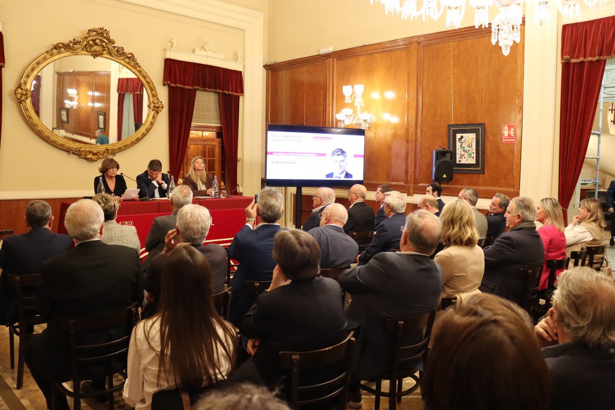 Avui, conferència molt enriquidora a #ElCírcol a càrrec de <a href="/AntoniCanete/">Antoni Cañete</a>, president de <a href="/PIMEC/">Pimec</a>👏. Parlant de la importància de les #pimes i de la seva competitivitat en el creixement econòmic del país.