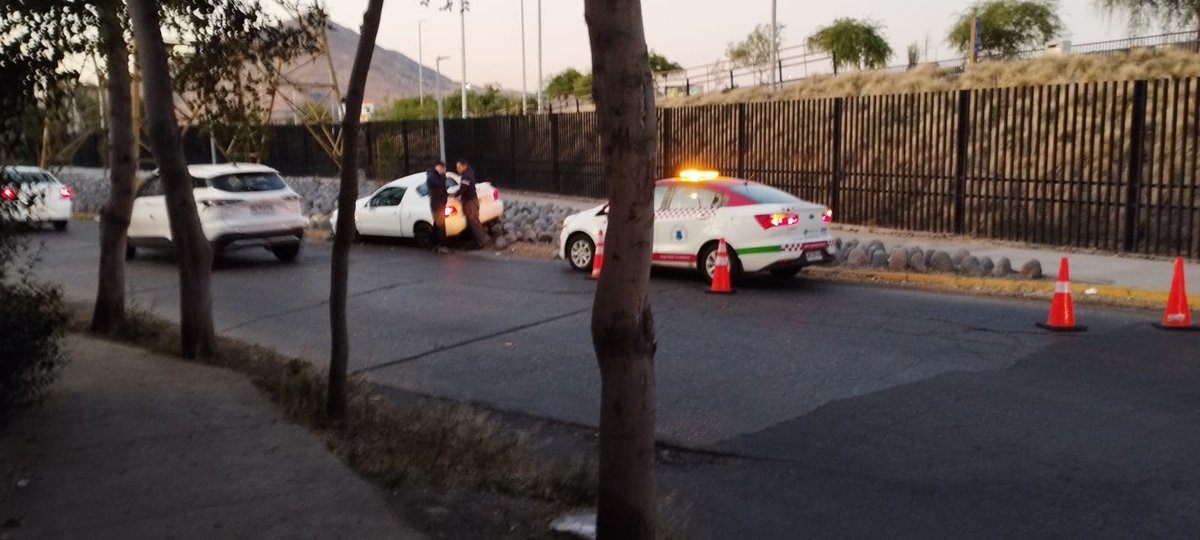 elcarrascalqn's tweet photo. Conductor en aparente estado de ebriedad pierde el control de su vehículo subiéndose a la verma de piedras en el nuevo parque #MapochoRio en Av. Costanera Sur aquí en #QuintaNormal. Seguridad ciudadana de @munquintanormal llega al lugar. https://t.co/1A19GuxMsd