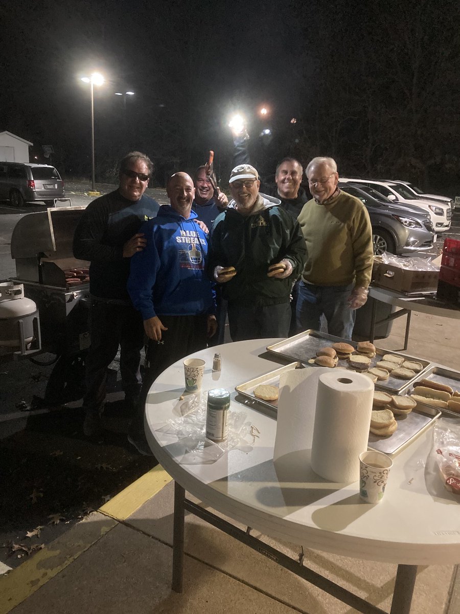 RViscounte's tweet photo. The Burgermeisters are in action for “Burgers and Blankets.” https://t.co/4aTcLdJBdl