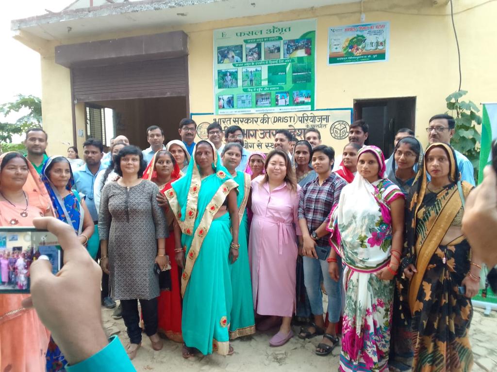 बिल एंड मिलिंडा गेटस फाउंडेशन के अमेरिकी प्रतिनिधि मंडल ने खेतकिसान के कामो को किसानो के खेत मे जाकर देखा और बदलाव को बारीकी से समझा 
किसान, महिला स्वावलंबन और तकनीक द्वारा बदलाव को टीम खेतकिसान के साथ विस्तृत चर्चा की 
सभी का धन्यवाद
<a href="/dmfatehpur/">DM/DEO FATEHPUR</a> <a href="/Comm_Moradabad/">Commissioner Moradabad</a> <a href="/CommissionerPrg/">Commissioner Prayagraj</a>