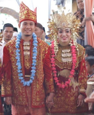 Bukan mereka yang berbicara bahasa yang sama tetapi mereka yang memiliki emosi yang sama dapat saling memahami. Saya datang ke Indonesia untuk pernikahan sendirian, semoga lain kali keluarga saya bisa bergabung. 🇹🇷🇮🇩