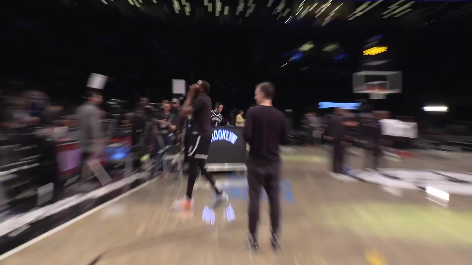 [情報] KD跟小球迷開玩笑 比出倒讚