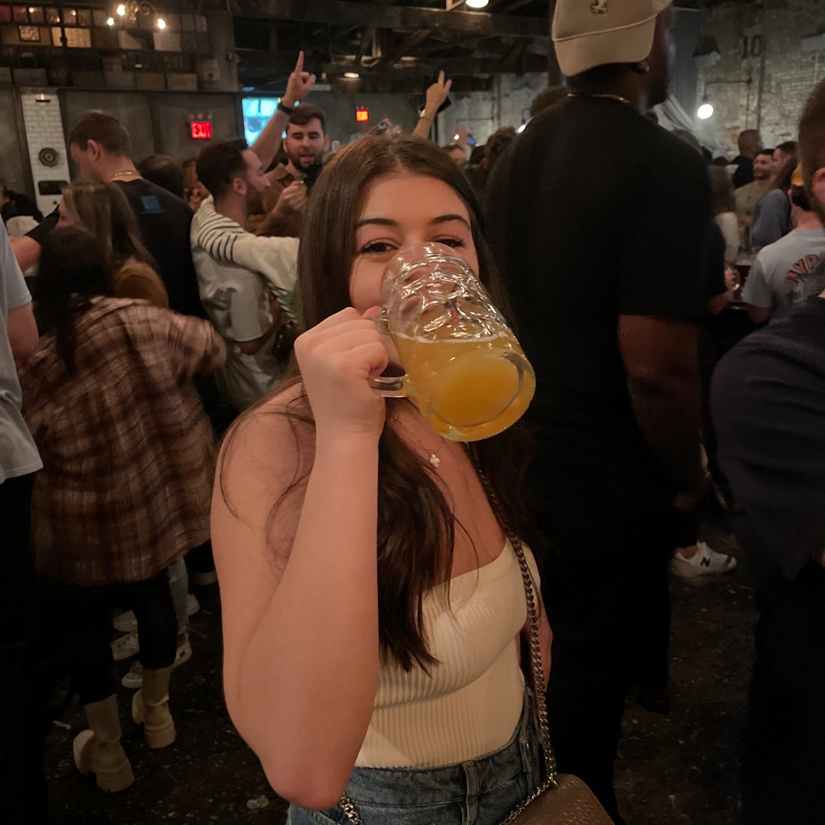 Let’s have one more drink before #happyhour ends! Enjoy beer, drink, &amp; food specials weekly from 4-7pm. #happyhumpday