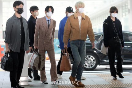 TXTUNOFFlClAL's tweet photo. choi yeonjun wearing a gucci suit at the airport 😵‍💫 https://t.co/LbePzTwrx7