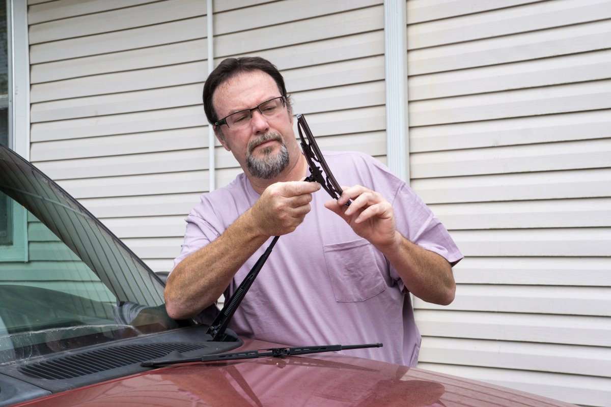 LoneStarAutoTX's tweet photo. Nothing is worse than being in a rainstorm and having wipers that are damaged or leaving streaks and scratches on your windshield. Check your wipers every month or two to make sure they are in good condition. https://t.co/5tunaR4RTi