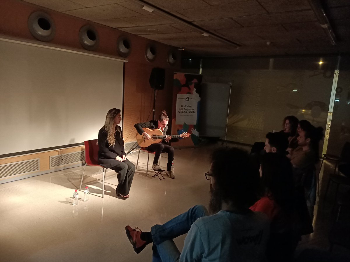 nofuen's tweet photo. Ana Sánchez "Naranjita de Triana" al cante i Óscar Soriano a la guitarra.
#flamencodebarrio
Una meravella!
Segur, segur, en sentirem a parlar d'ells https://t.co/2jmwtEUqWI