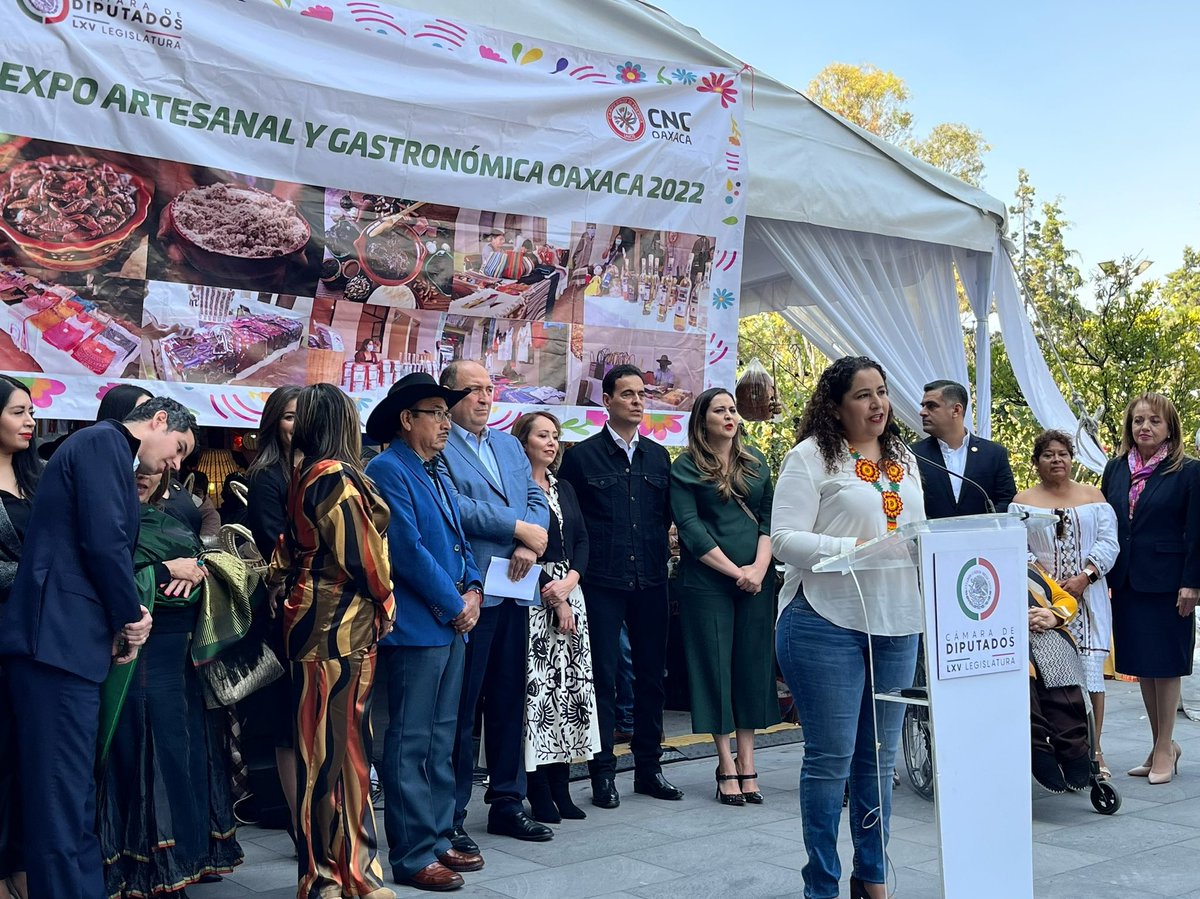 CristinaRuiz_S's tweet photo. Increíble todo lo que hacen nuestros artesanos de #Oaxaca, celebro esta “Expo Artesanal y Gastronómica de Oaxaca 2022” que se realiza en la @Mx_Diputados. 
¡Consume lo #HechoEnMéxico! https://t.co/e27UkYXw7o