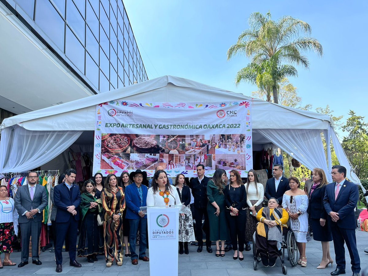 CristinaRuiz_S's tweet photo. Increíble todo lo que hacen nuestros artesanos de #Oaxaca, celebro esta “Expo Artesanal y Gastronómica de Oaxaca 2022” que se realiza en la @Mx_Diputados. 
¡Consume lo #HechoEnMéxico! https://t.co/e27UkYXw7o