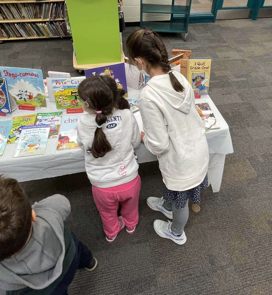 henderson_ave's tweet photo. ❤️ that our Gr. 7 students are assisting our Kindies with their @Scholastic book shopping! On now until November 18. @YRDSB https://t.co/1vFmkDkqef