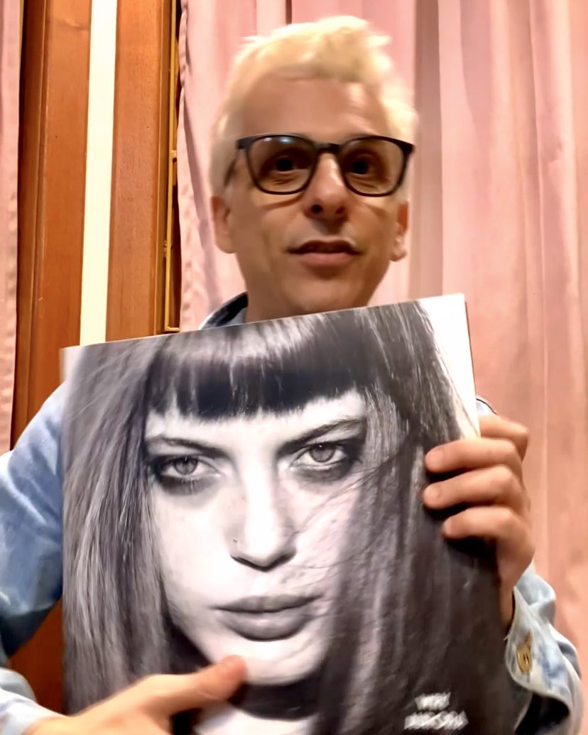 Ta chegando mais uma obra musical do underground brasileiro, moços e moças! Queria todo mundo colando no link do pre-save abaixo 😊 Aproveita porque concorre a camisetas e cópias desse vinilzão: ditto.fm/aurora-wry