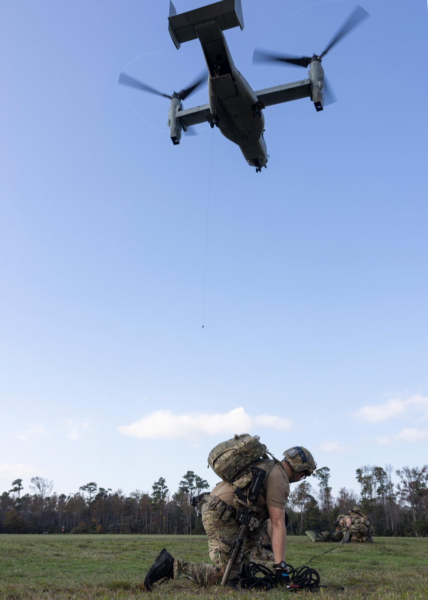USNavy's tweet photo. Enhancing #NavyCapability with the #BlueGreenTeam! ๐ช
East-Coast-based U.S. Naval Special Warfare Operators #NavySEALs train to enhance evacuation capabilities of personnel utilizing the MV-22 Osprey.
๐ธ by #USMC Cpl. Matthew Romonoyske-Bean https://t.co/1NtX3IBqVA