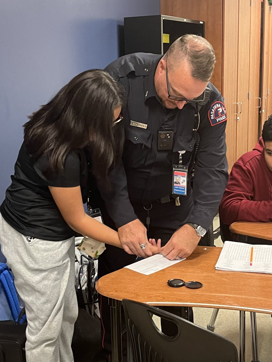 MKMSScience's tweet photo. Starbase 2.0 learned all about fingerprints today.  They were able to practicing lifting and transferring prints! @KendrickBroncos https://t.co/OyewimP8VE