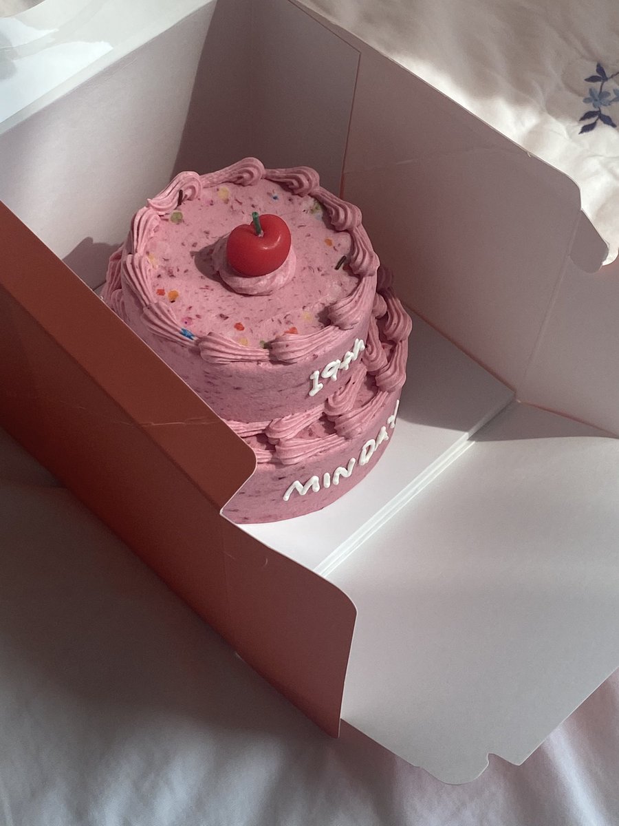 moccoluvu's tweet photo. 나도 내 생일에 받고 싶은 케이크 타래
 ㄴ 특. 곧 생일임 https://t.co/UaSLkiJTBm