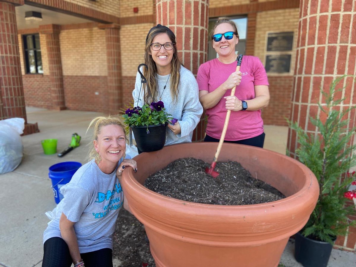 RBESRockets's tweet photo. What an amazing way to spend this beautiful fall day! 🍂 Our staff came together and modeled the ROCKETS’ WAY by contributing to the beautification of our school gardens/containers. #rocketsway #schoolgrounds #gardens https://t.co/k0hSO7efwJ