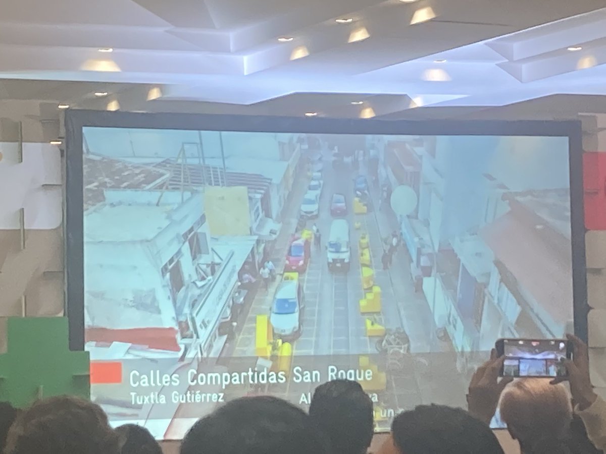 derive_lab's tweet photo. Y en voz de @xoaa la explicación de #CallesCompartidas calles de encuentro https://t.co/jgtPykOzLR mostrando el proyecto que hicimos en #CiClim @ciudades_demx @colectivotomate @ger_alfaro en #TuxtlaGutierrez con apoyo de @ICIPLAM Lab. Ciudadano @LaboratorioFem1 @astrolabioIE https://t.co/q8s5oqmw71