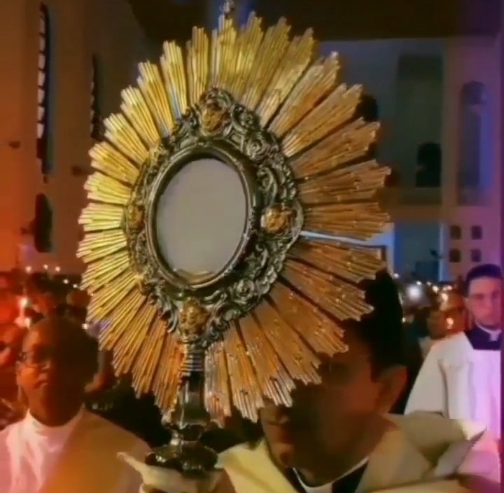 Alabemos y demos gracias en cada instante y momento, al Santísimo y Divinísimo Sacramento