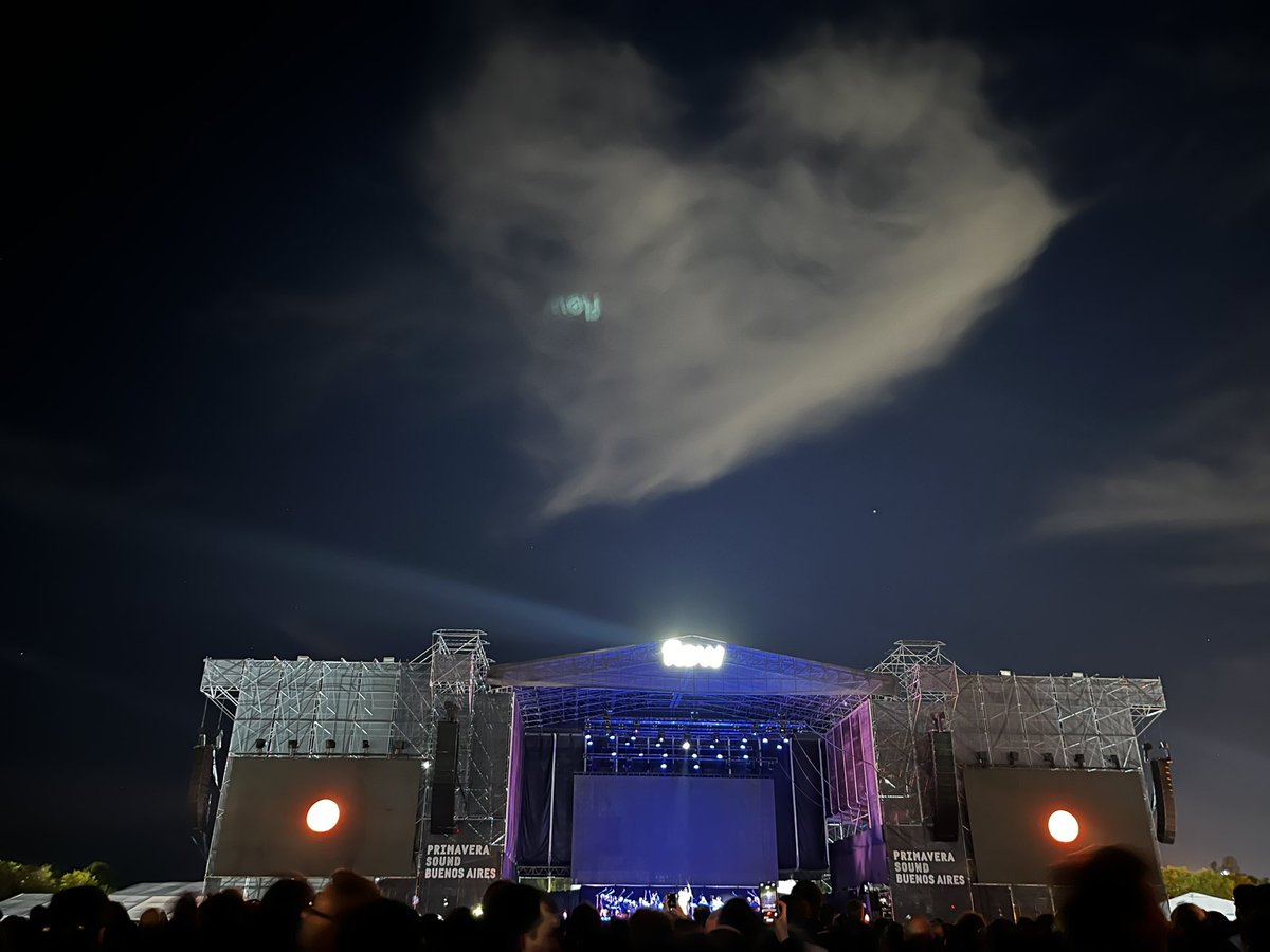 MerMilanesat's tweet image. A @bjork la queremos mucho y el cielo lo sabe. ❤️❤️❤️❤️