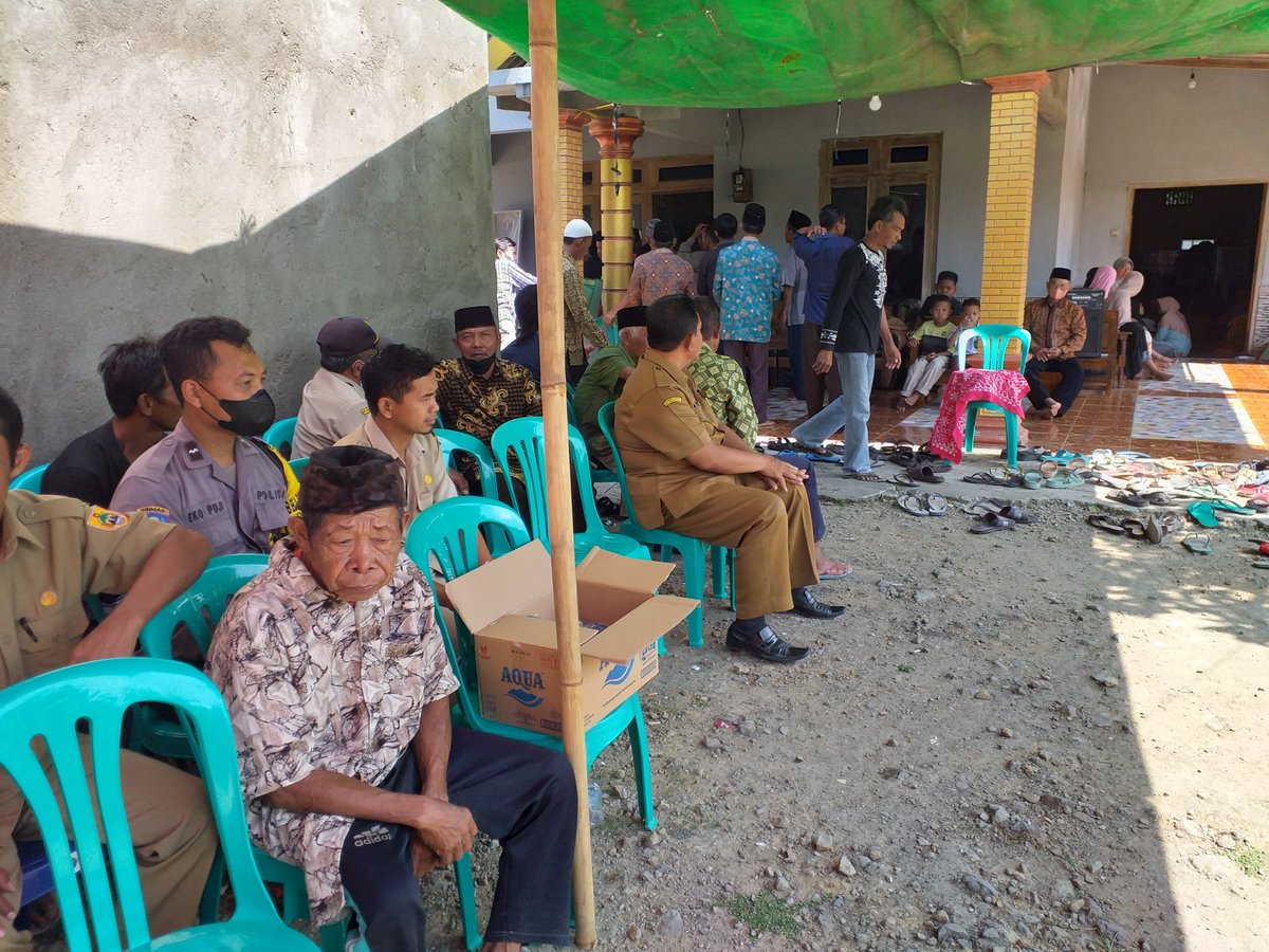 EkoPuji01's tweet photo. Bhabinkamtibmas bersama perangkat desa Slendro melaksanakan Takziah ke rumah warga yang meninggal

#polripresisi https://t.co/B7F2dt6hPd