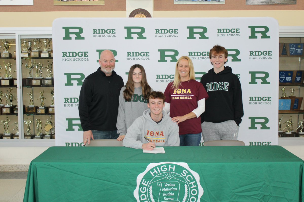 Officially a Gael! <a href="/Coach_Burke10/">Conor Burke</a> <a href="/Scimanico41/">Michael Scimanico</a> <a href="/IonaBaseball/">Iona Baseball</a>