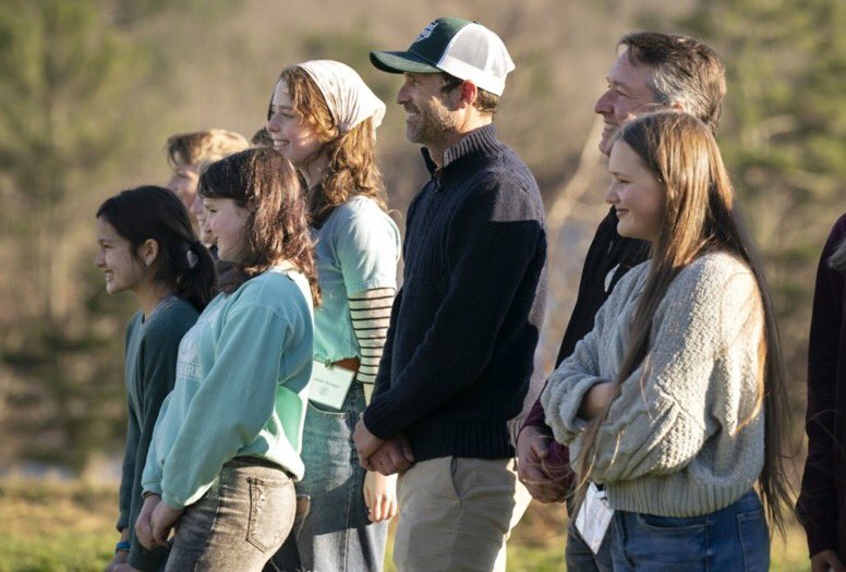 dempseypbr's tweet photo. O CABELOOOO! Patrick Dempsey ao lado de repórteres do New Center Maine durante uma visita a ‘Ecology School’ , no Maine. 🥰🤍 https://t.co/k7o2hhVYoD
