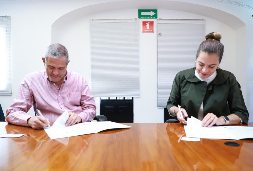 JAP_CDMX's tweet photo. La #JAP firmó un convenio de colaboración con el @ProBonomx a fin de contribuir al fortalecimiento de las #IAP a través de Labor Legal Pro Bono, en las modalidades de #Capacitación y #AsesoríaLegal personalizada.

Agradecemos la presencia de Ivette Montero, directora de Pro-Bono. https://t.co/nBIwkcMm0v