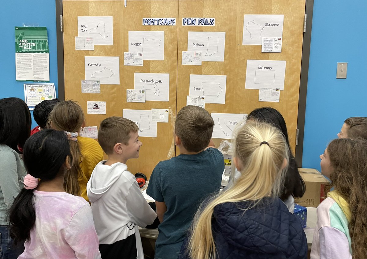4th grade students loved being able to check out the postcards we’ve received from other EL students around the country. #ELpostcardconnect <a href="/MissWiatr/">Olga Wiatr</a> <a href="/SpringHillsSD12/">Spring Hills School</a> #ProudToBeD12