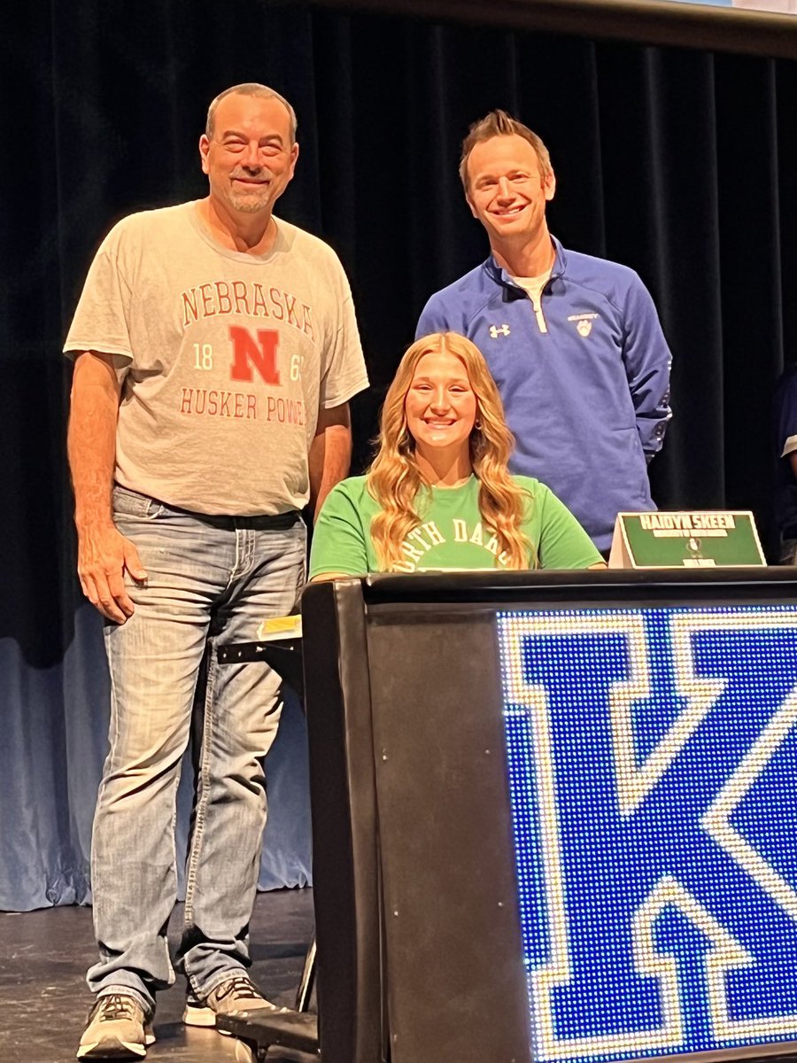 KHSGirlsTFXC's tweet photo. Congrats again @HaidynSkeen—@UNDtrackfieldXC is getting a great one!! #SkeenMachine 🦾⚙️ 🔵⚪️🐾➡️🟢⚫️🦅 https://t.co/iB8I73qpsU