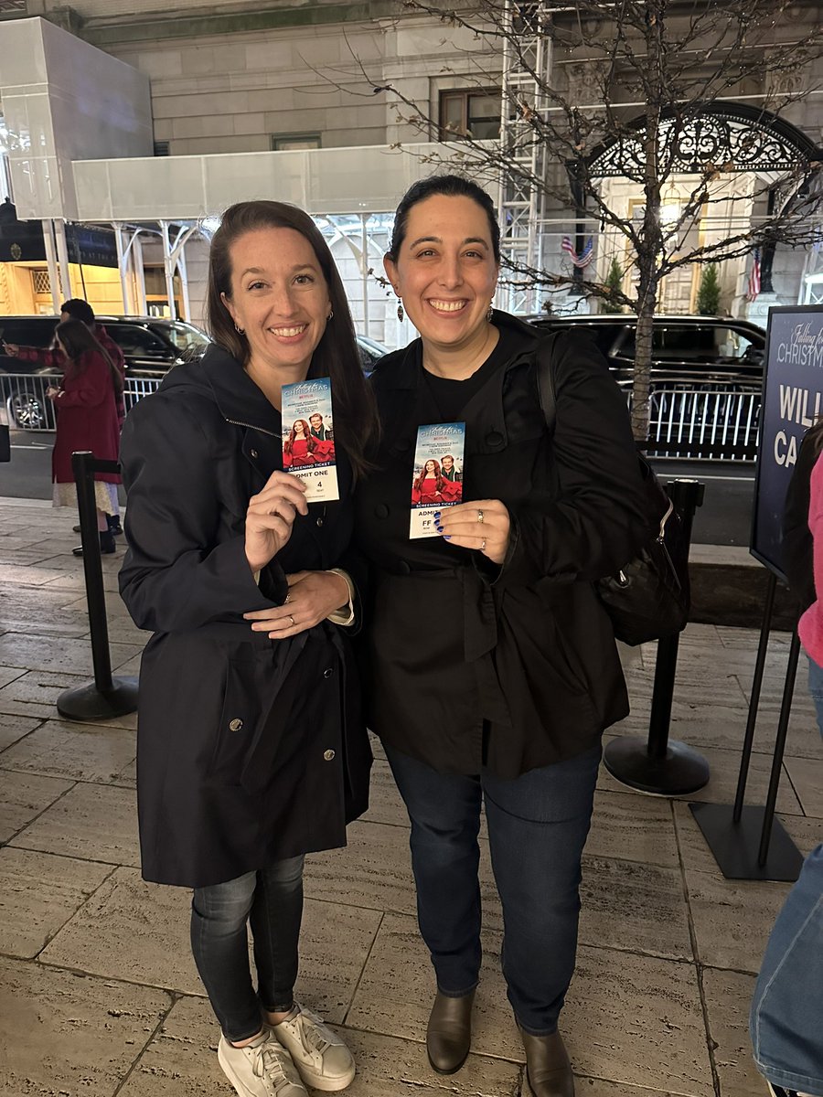 badxmasbingo's tweet photo. Out here for an IRL screening of #FallingForChristmas with @1kissmeans4ever !! https://t.co/8nXOgb2FCt