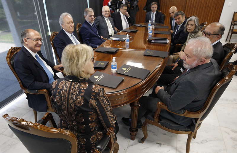 choqueii_'s tweet photo. 🚨ATENÇÃO: A posição dos ministros na mesa é de acordo a ordem de indicação. Segue: Gilmar Mendes, Lewandowski, Cármen Lúcia, Toffoli, Fux, Rosa Weber, Barroso, Fachin, Alexandre de Moraes, Nunes Marques e Mendonça. A diferença q a Rosa é presidente e o Barroso não está no Egito. https://t.co/p34X2f36Du