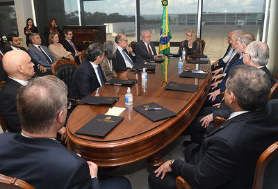choqueii_'s tweet photo. 🚨ATENÇÃO: A posição dos ministros na mesa é de acordo a ordem de indicação. Segue: Gilmar Mendes, Lewandowski, Cármen Lúcia, Toffoli, Fux, Rosa Weber, Barroso, Fachin, Alexandre de Moraes, Nunes Marques e Mendonça. A diferença q a Rosa é presidente e o Barroso não está no Egito. https://t.co/p34X2f36Du