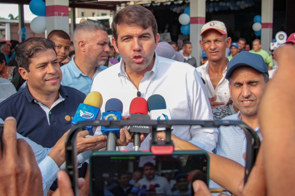 prospericarlos's tweet image. #09nov Desde #Cumana con @robertalcalasu @PieroMaroun y nuestros compañeros de partido, trabajando por recuperar la democracia en el país. Organizándonos para ganar las venideras elecciones primarias y brindarle así prosperidad y progreso a Venezuela. #VamosXMas