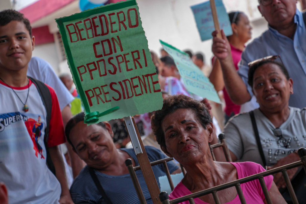 prospericarlos's tweet image. #09nov Desde #Cumana con @robertalcalasu @PieroMaroun y nuestros compañeros de partido, trabajando por recuperar la democracia en el país. Organizándonos para ganar las venideras elecciones primarias y brindarle así prosperidad y progreso a Venezuela. #VamosXMas