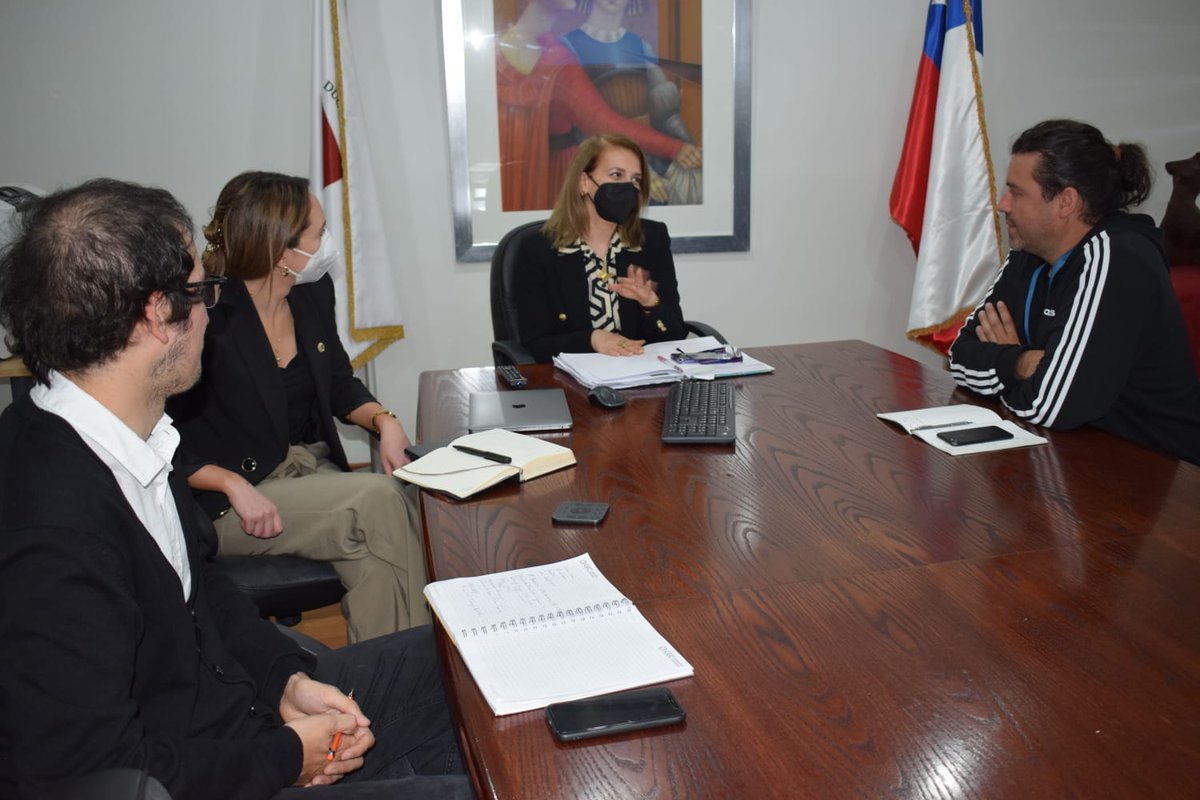 AutonomaTalca's tweet photo. Una excelente reunión sostuvo nuestra Vicerrectora Dra. Claudia Mora con representantes de  #oEnergy y @EnergiaMaule para desarrollar proyectos que permitan estudiar la interacción entre las abejas y parques fotovoltaicos, en la #RegióndelMaule  @autonomadechile #MielSolar #Talca https://t.co/4VlRvqI2K3